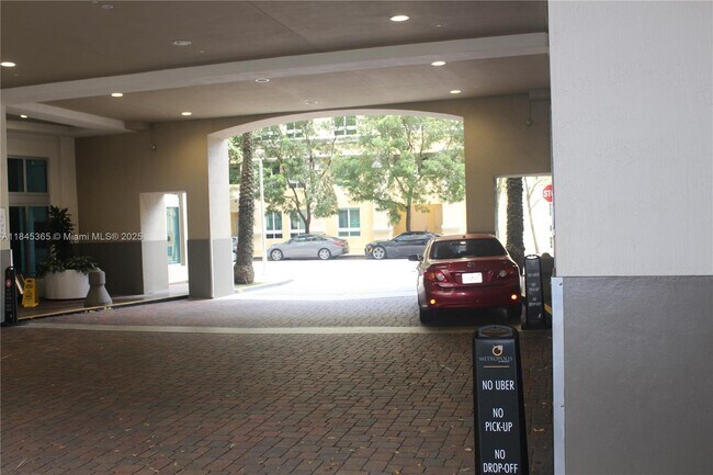 Foto del edificio - 9055 SW 73rd Ct