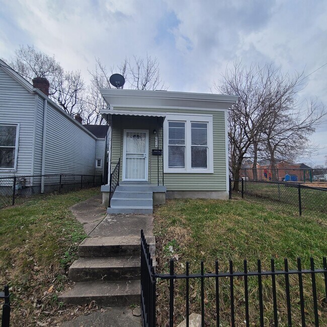 Building Photo - 2214 Cedar St