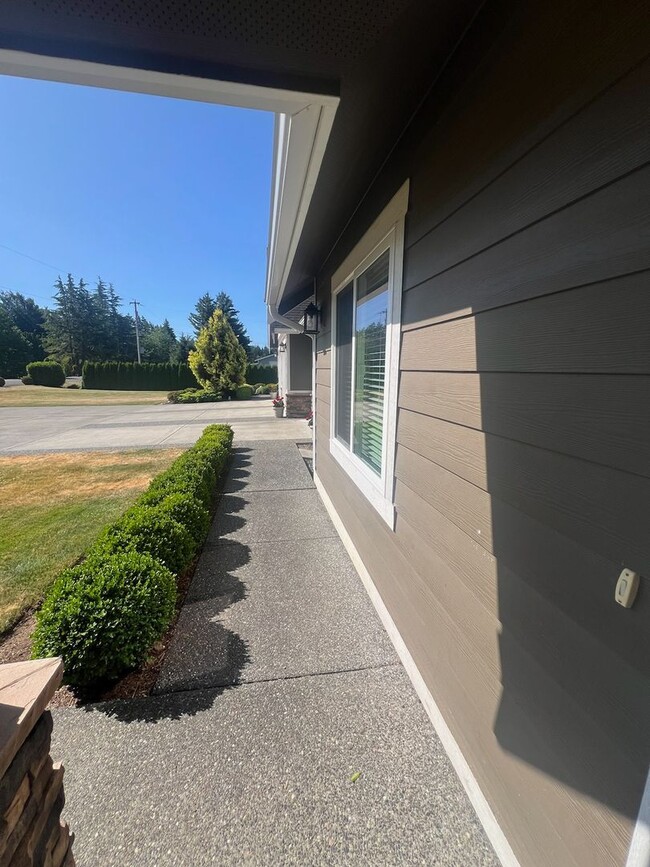 Building Photo - Beautiful and Well Maintained 1 Bedroom in...