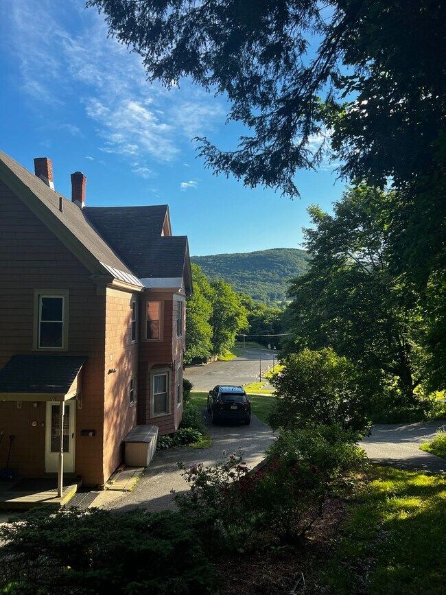 Building Photo - **Reduced Rate** Beautiful Single Family H...