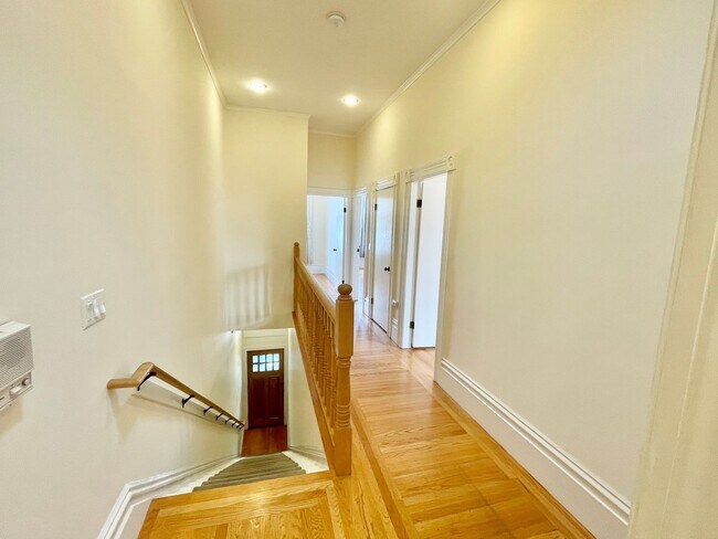 Foto del edificio - Spacious Top Floor 3BR / 2BA Mission Flat....