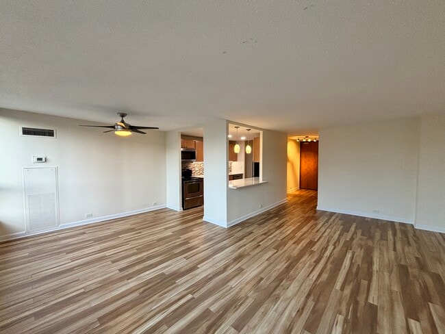 Building Photo - 360 E Randolph St