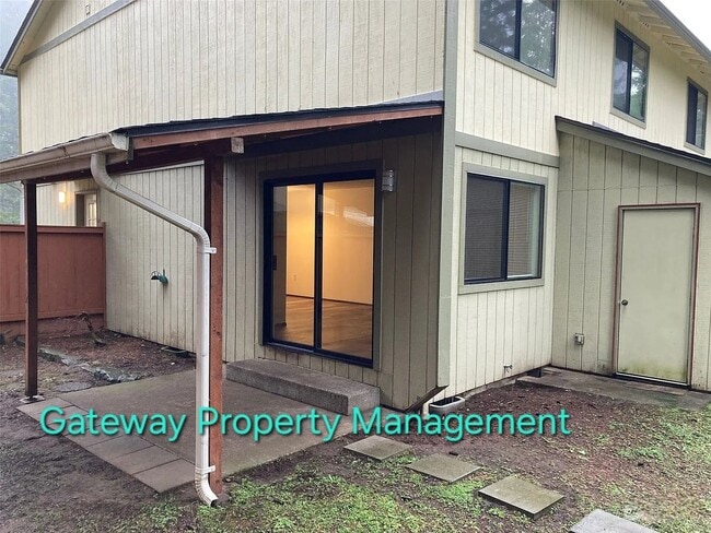 Building Photo - 2 bedroom Townhouse outside Shelton