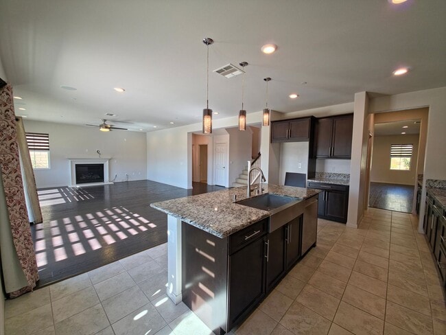 Foto del edificio - MOVE-IN READY 5+4 in Simi w/mountain views...