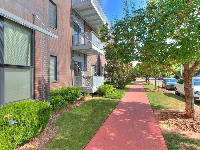 Building Photo - Spacious Condo -  Modern Living in Deep De...