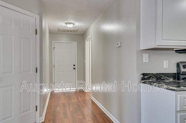 Foto del edificio - 2051 Sylvan Lake Dr