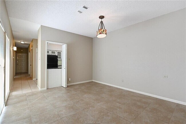 Building Photo - 3122 Camelot Dr