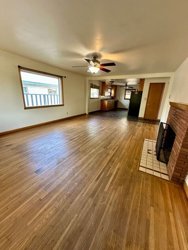 Foto del edificio - Spacious 3 Bedroom/1.5 Bath with a Bonus Room
