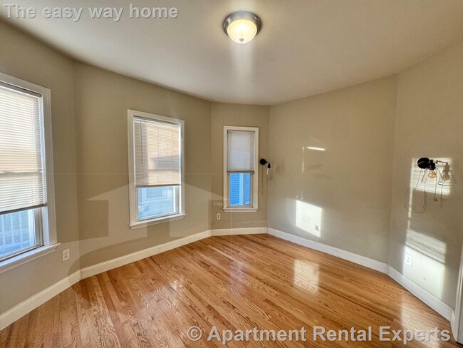 Building Photo - 115 Elm St