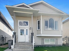 Building Photo - 11569 B-115677 77 Ave