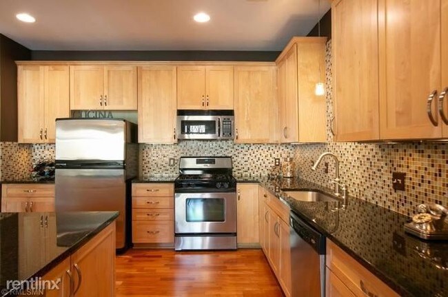 Building Photo - 2 br, 3 bath  - 292 Spring St # 114