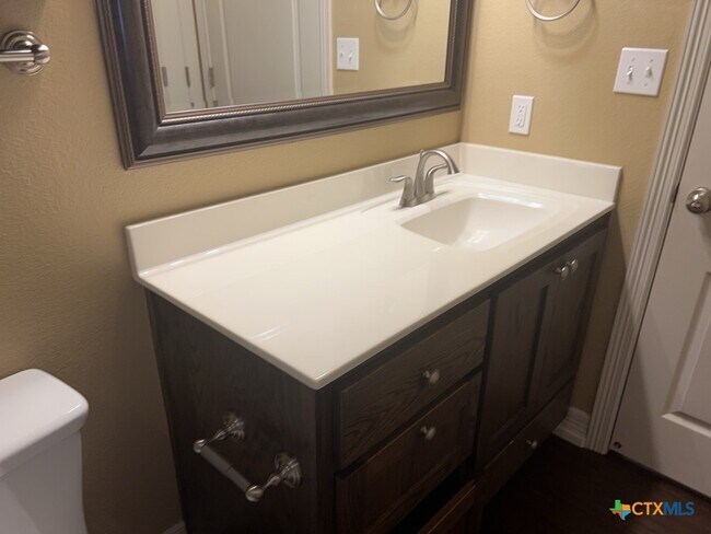 Building Photo - 2710 S Clear Creek Rd