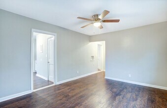 Building Photo - 1121 E Park Ave