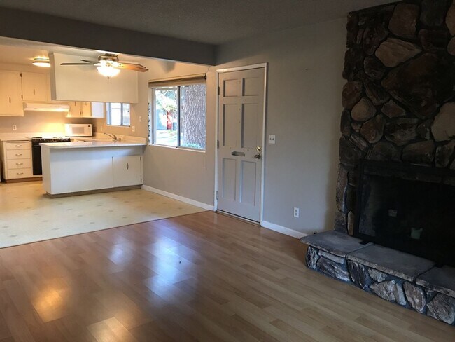 Foto del edificio - Great 2 bed 1 bath condo available now!