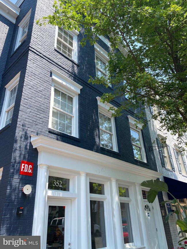 Building Photo - 352 Main St