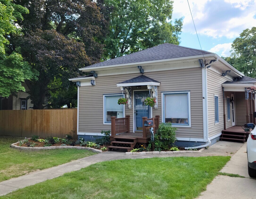 521 E Clinton St, Howell, MI 48843 House for Rent in Howell, MI