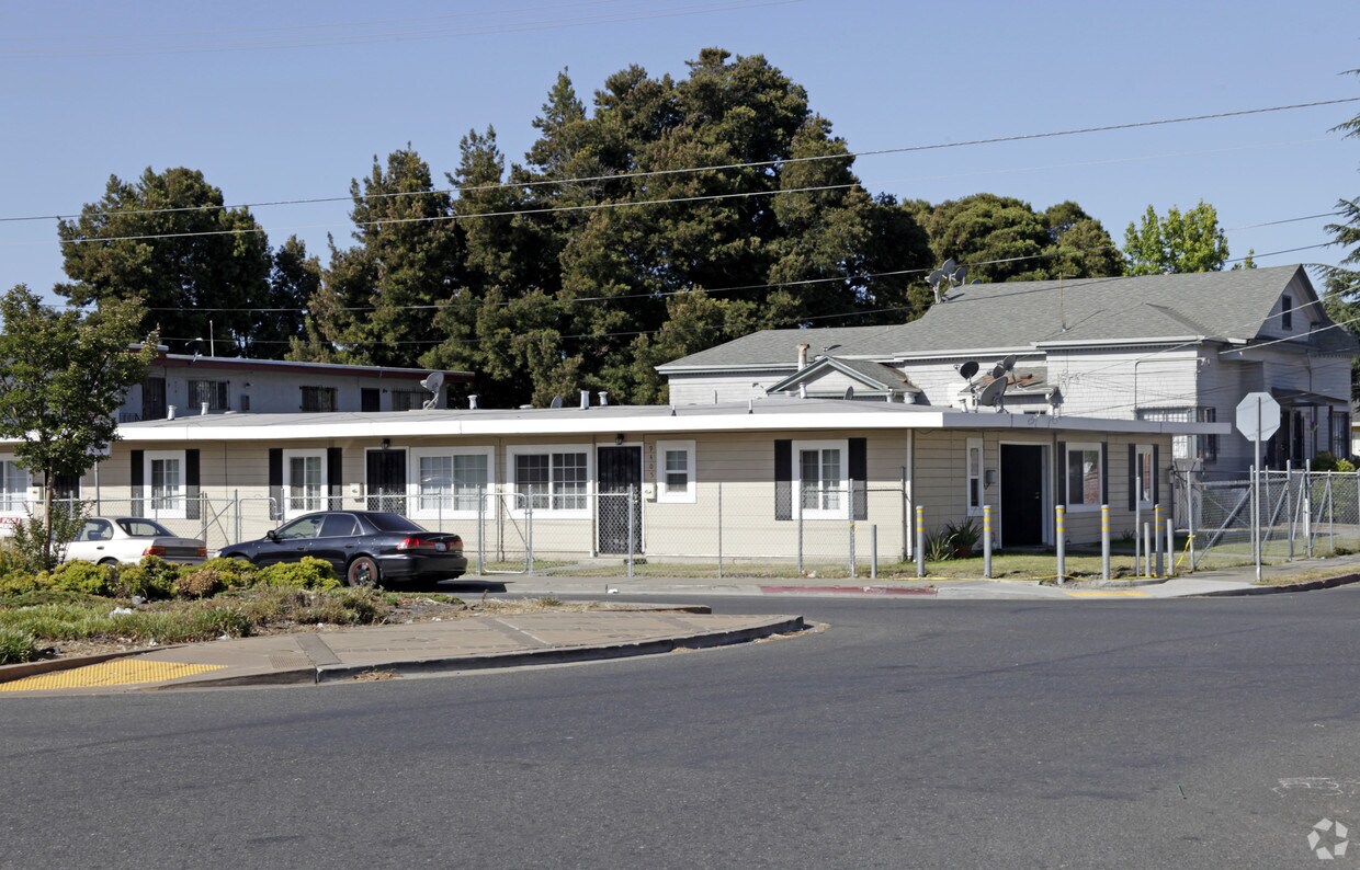 Primary Photo - 9405-9411 Bancroft Ave