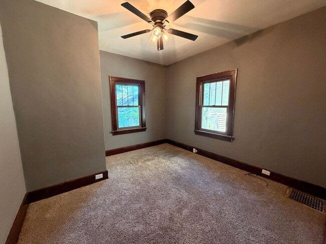Building Photo - Spacious 2-Bedroom with 2 Car Garage in Rock Island!