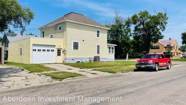 Building Photo - 4 br, 2 bath House - 601 N. Main St.