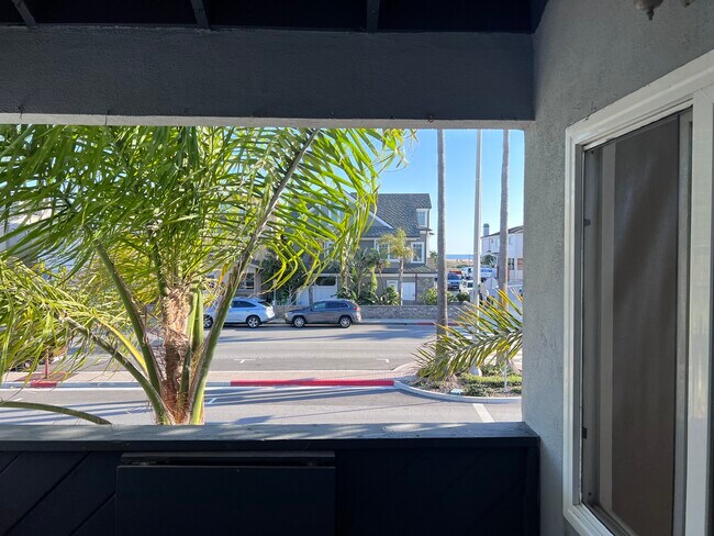 Building Photo - 824 W Balboa Blvd
