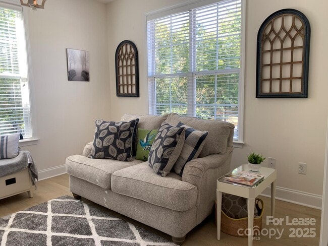 Foto del edificio - 9033 Rosalyn Glen Rd