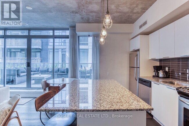 Photo du bâtiment - 650 King St W