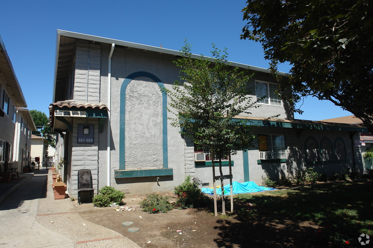 Primary Photo - 667-669 Menker Ave