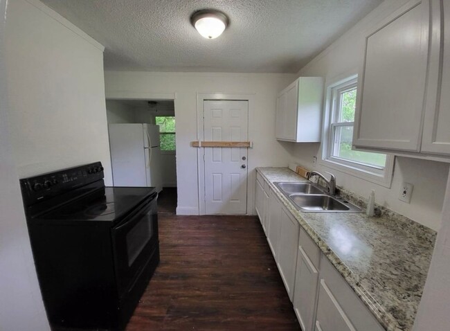 Building Photo - COMING SOON! 2 Bed 1 Bath Home! $1,050.00