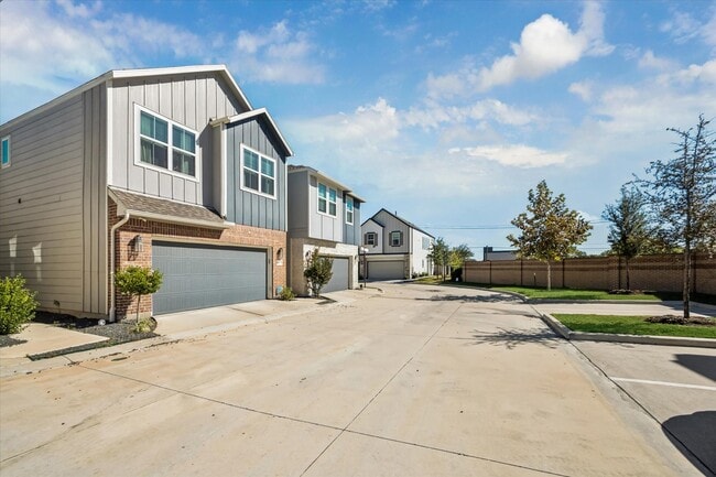 Building Photo - 9804 Rugged Oaks Dr