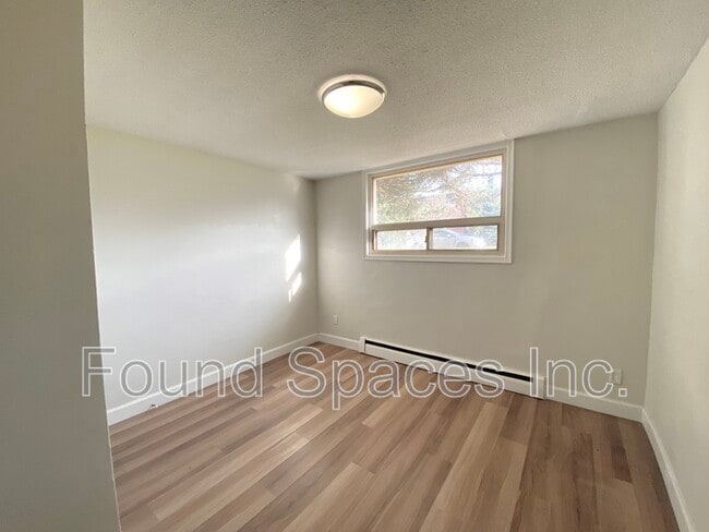 Building Photo - 280 Lorne Ave