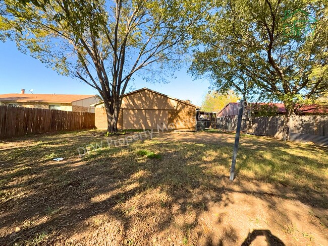 Foto del edificio - Cozy 3-Bedroom Home with Fireplace, Covered Patio & Large Fenced Backyard for Lease