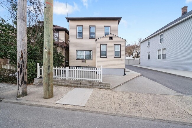 Building Photo - 192 Ashford Ave