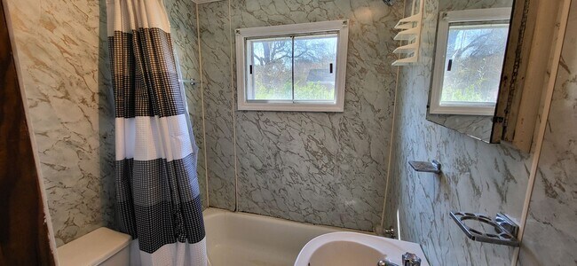 Foto del edificio - 3-Bedroom, 1-Bath House