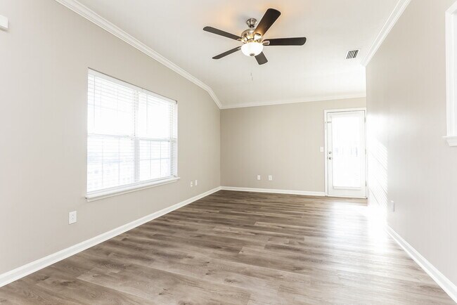 Building Photo - 233 Lake Forest Dr