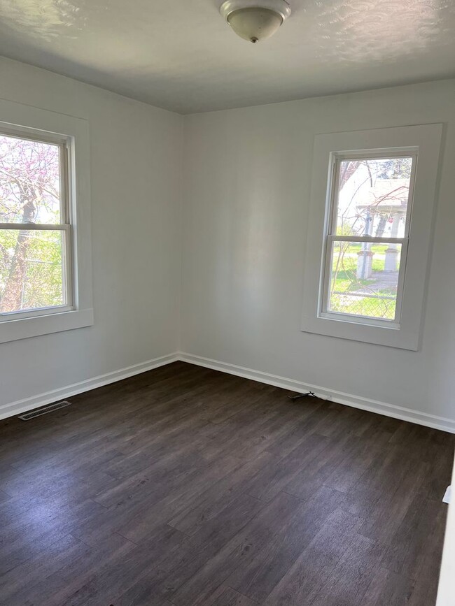 Building Photo - Recently Remodeled 3 bedroom 1 full bathro...