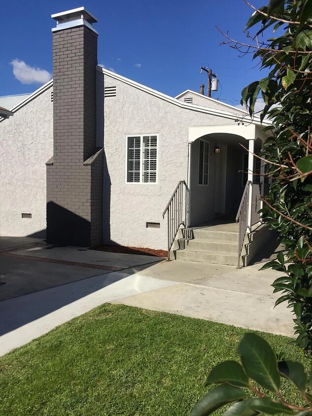 House Main Entrance & Porch - 309 E 97th St