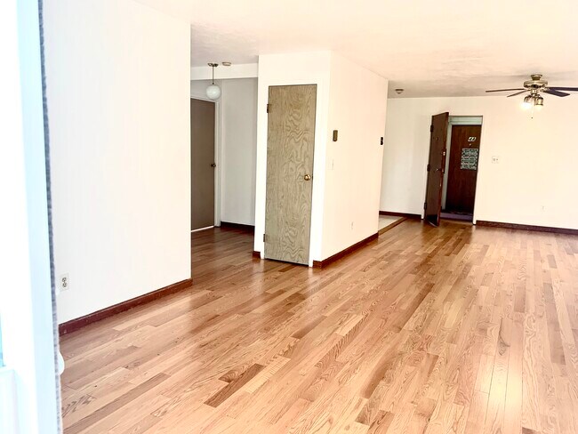 dining area/hardwood flr - 395 Revere Beach Pky