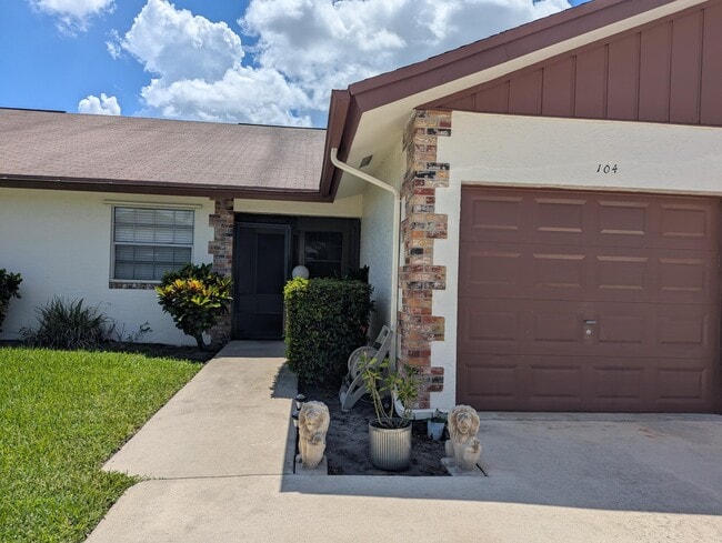Building Photo - 104 Moccasin Trail S