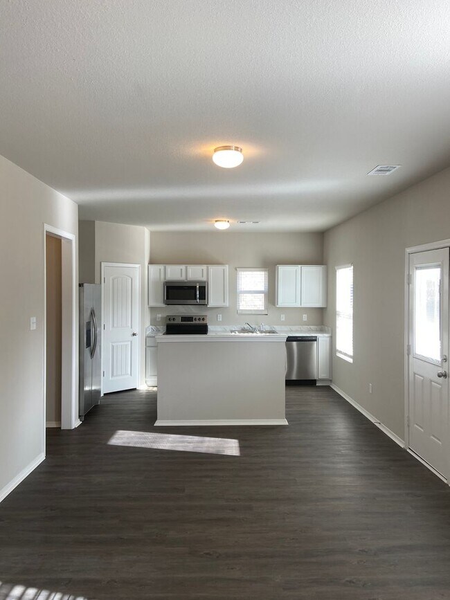 Foto del edificio - *Pre-leasing* Three Bedroom, Two and half ...