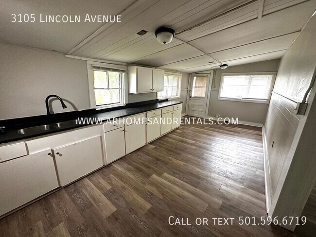 Building Photo - 3105 Lincoln Ave