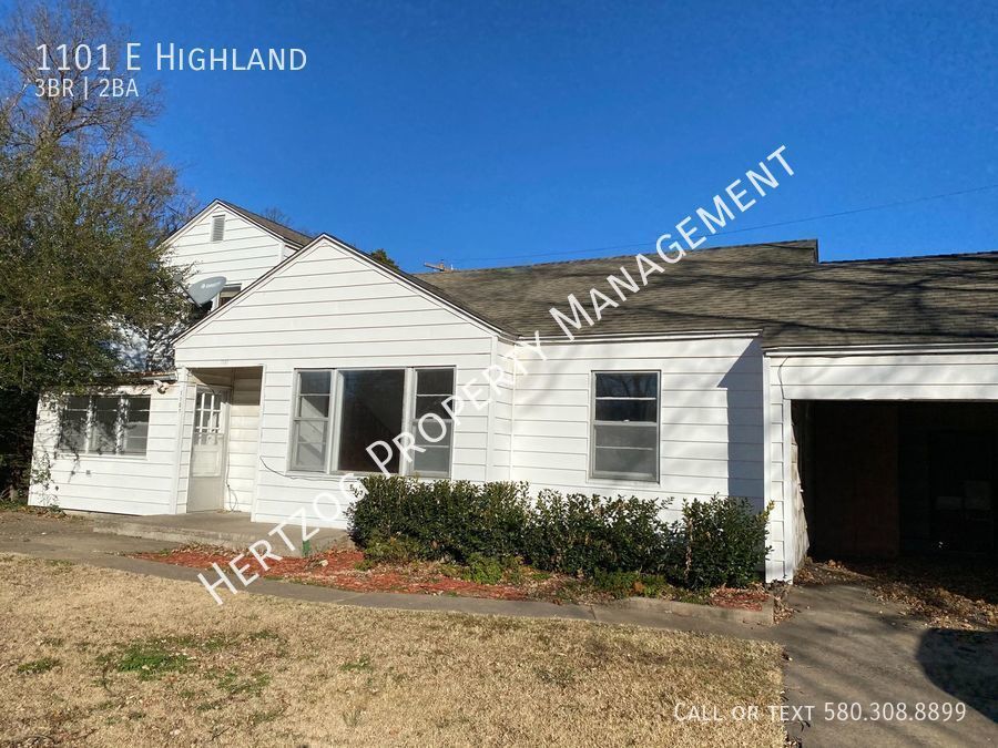 Primary Photo - 3 Bedroom 2 bathroom home with 2 living ar...
