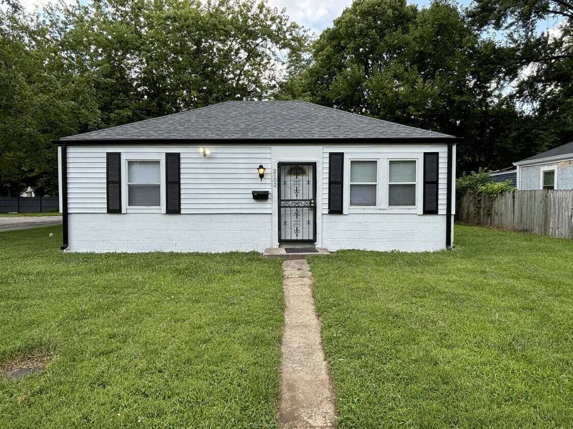Primary Photo - 2102 Medford Ave