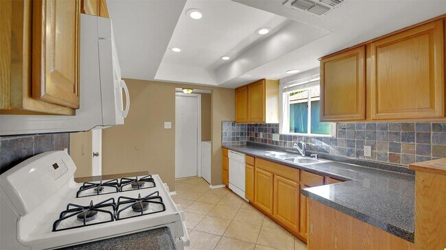 Building Photo - 408 Hillside Dr