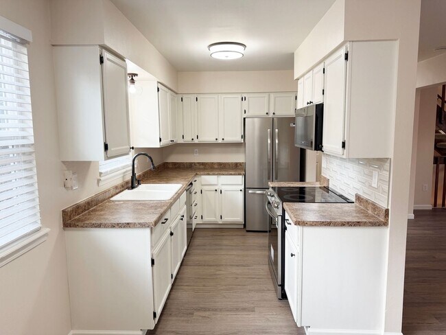 Foto del edificio - Exceptional 3-bedroom, 2.5-bathroom end unit townhouse located in Arvada