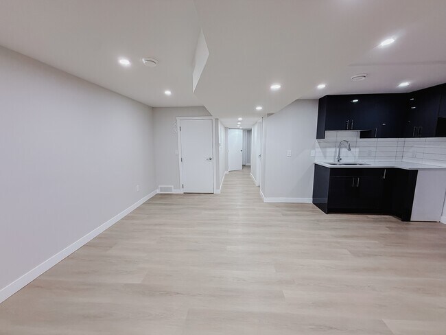 Photo du bâtiment - 612-656 56 Ave SW
