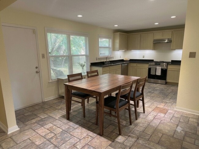 Building Photo - 18066 Forest Cedars Dr