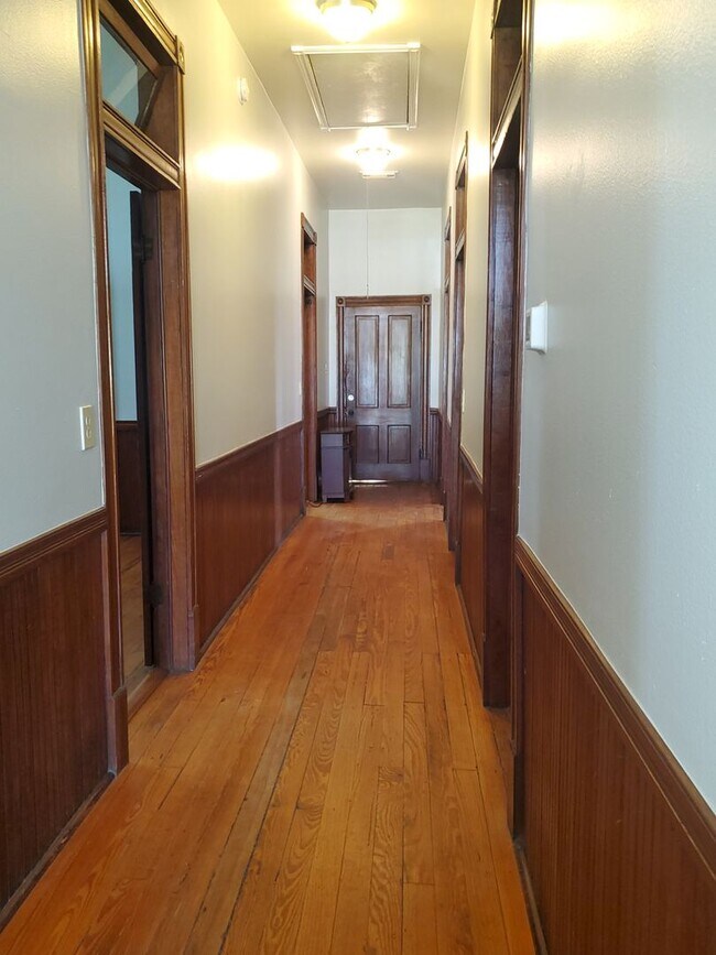 Foto del edificio - Large one story 3 bedroom Victorian cottage