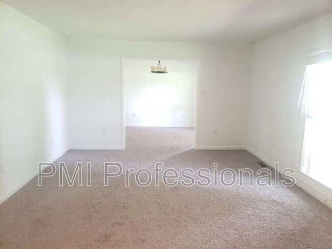 Building Photo - 2988 Parkwood Dr