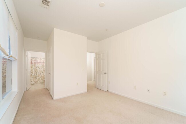 Foto del edificio - 3 level 2 BR 2BA condo in Fairfax Ridge