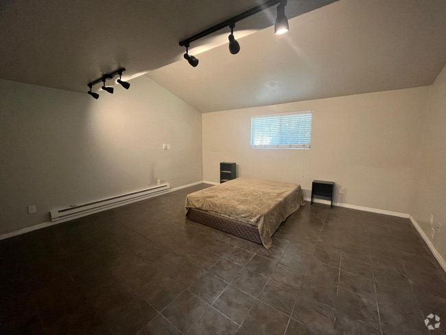 Building Photo - 546 E Delno Dr